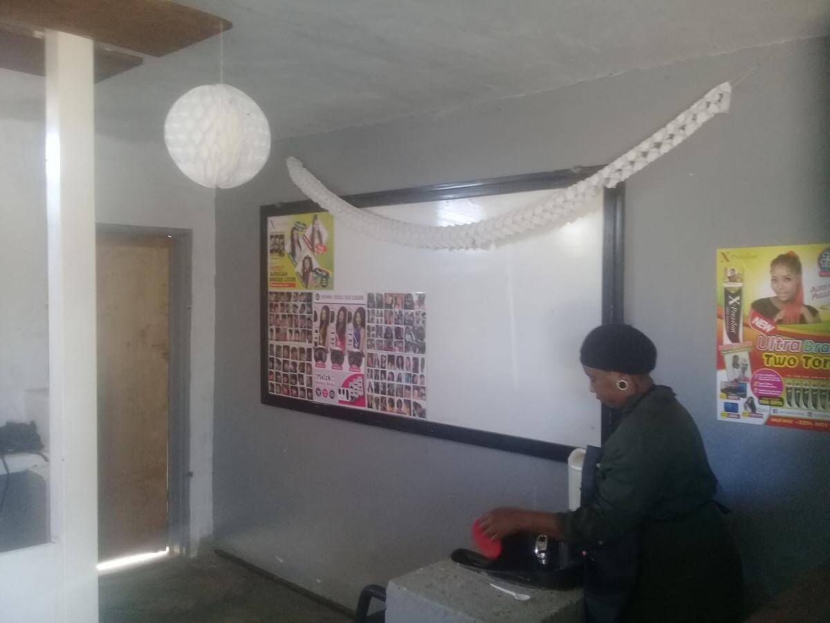 NIPPY CUTS HAIR SALON Soweto Photo 4
